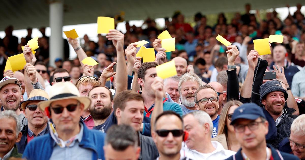 England Fans greeted David Warner with sandpaper during ashes test